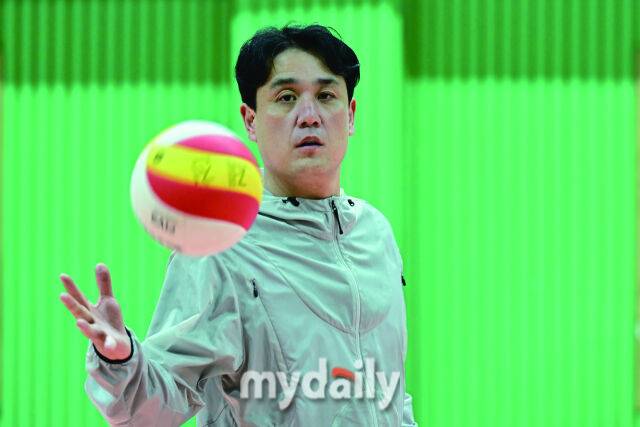 훈련을 지도하는 배규선 감독./한혁승 기자