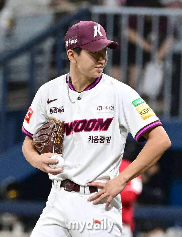 2025년 6월 18일 오후 서울 고척스카이돔에서 열린 '2025 신한 SOL뱅크 KBO 리그' SSG 랜더스와 키움 히어로즈의 경기.키움 주승우가 8회초 구원등판해 힘겨워하고 있다./마이데일리