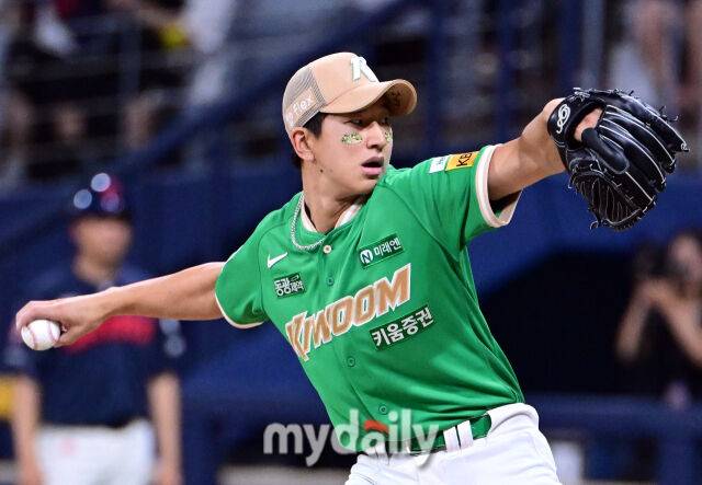 2025년 8월 1일 오후 서울 고척스카이돔에서 열린 '2025 신한 SOL뱅크 KBO 리그' 롯데 자이언츠와 키움 히어로즈의 경기.키움 주승우가 9회초 구원등판해 역투하고 있다./마이데일리