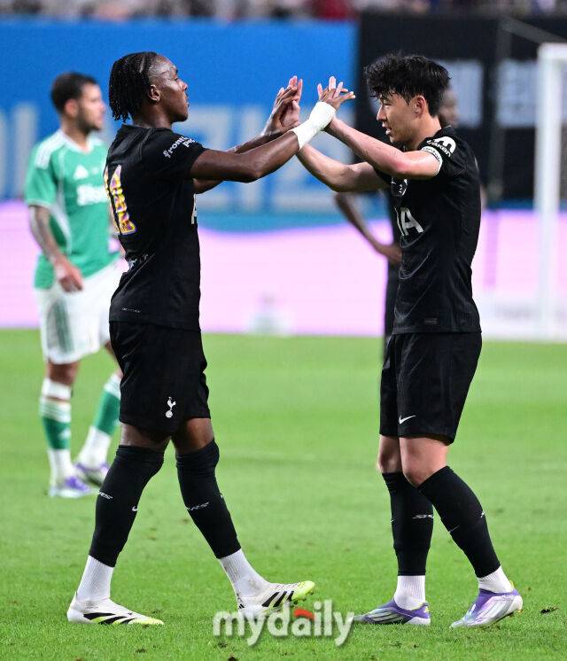 2025년 8월 3일 오후 서울월드컵경기장에서 쿠팡플레이 시리즈 '토트넘 홋스퍼 FC와 뉴캐슬 유나이티드 FC'의 경기가 열렸다. 토트넘 텔이 후반 교체되며 손흥민과 포옹하고 있다./마이데일리