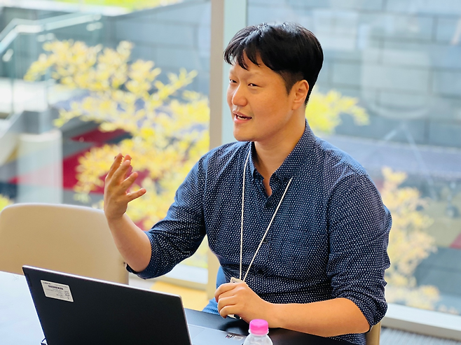 8일 경기도 판교 성남시 엔씨소프트 사옥에서 김건수 NC AI 에이전틱AI 랩 실장이 인터뷰를 진행하고 있는 모습 [NC AI 제공]