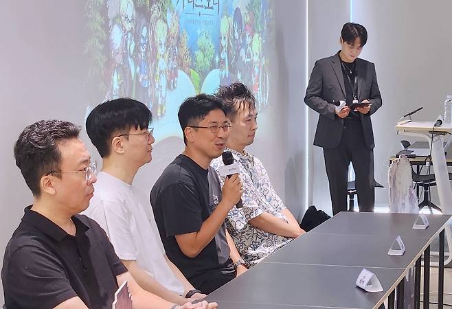 지난 7일 경기도 성남시 타운홀 판교점에서 열린 ‘가디스오더’ 글로벌 출시 간담회에서 이정환(왼쪽) 픽셀트라이브 시스템 디렉터, 최진성 총괄 디렉터, 배정현 대표, 정태룡 콘텐츠 디렉터가 질의를 받고 있는 모습 [카카오게임즈 제공]