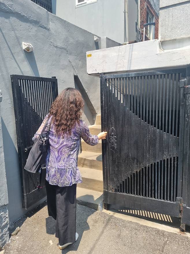 박진자 통계청 서울사무소 통계조사관이 7월 28일 자양4동 조사대상가구를 방문하고 있다. [사진=김용훈 기자]