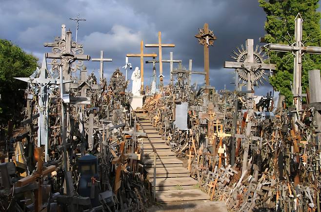 빌뉴스 근교 샤울레이에 있는 십자가 언덕은 작지만 세계유산이다.