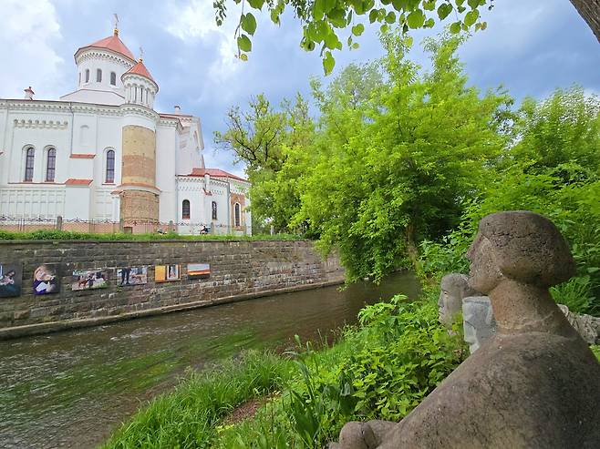 예술마을 우주피스와 역사지구를 가르는 빌리아강