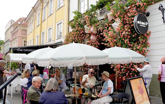 마을전체가 세계유산인 빌뉴스 구시가지 내 정담 넘치는 작은 시장