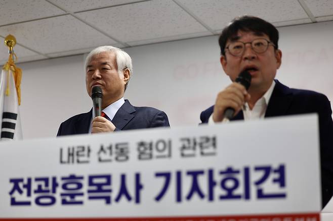 [전광훈 사랑제일교회 목사가 지난 2월 5일 오전 서울 여의도 자유통일당 당사에서 열린 내란 선동 혐의 관련 입장 발표 기자회견에서 신혜식 신의한수 대표의 발언을 듣고 있다. [뉴시스]