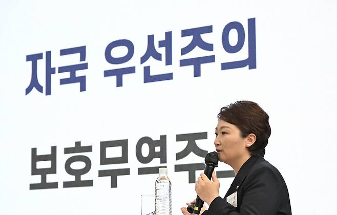 헤럴드경제와 법무법인 대륙아주가 공동주최하는 미래리더스포럼 7월 초청강연이 2일 오전 서울 중구 앰배서더 서울 풀만 호텔에서 열린 가운데 이언주 더불어민주당 의원이 연사로 참석해 강연을 하고 있다. 임세준 기자