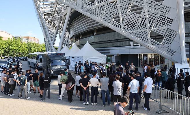 10일 서울 올림픽공원 KSPO돔(올림픽체조경기장)에서 폭발물 설치 신고가 접수돼 관객 및 관계자 등이 대피해 있다. [연합]