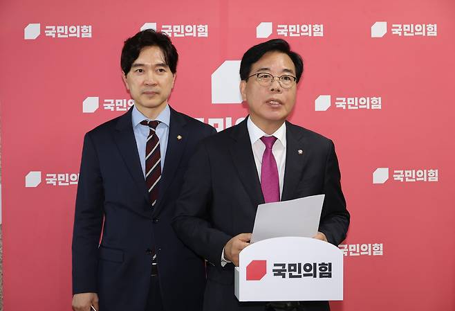 송언석(오른쪽) 국민읳미 비상대책위원장 겸 원내대표가 11일 서울 여의도 국회에서 조국혁신당 조국 전 대표 등에 대한 광복절 특별사면 발표와 관련해 취재진 앞에서 발언하고 있다. [연합]