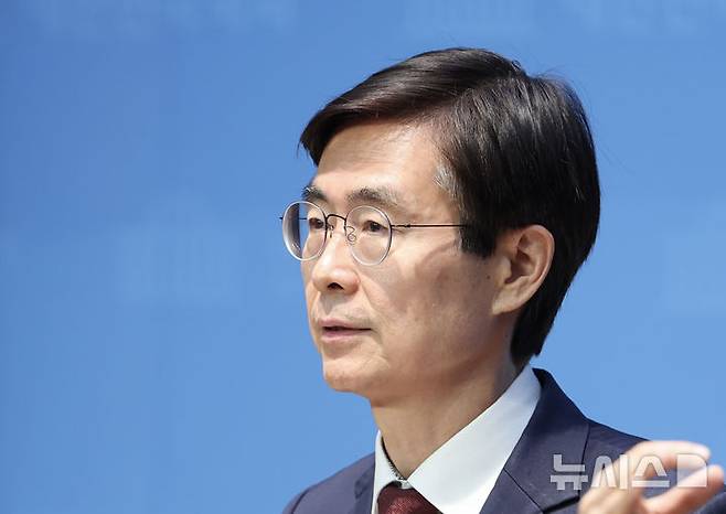 [서울=뉴시스] 김명년 기자 = 조경태 국민의힘 당대표 후보가 8일 오전 서울 여의도 국회 소통관에서 기자회견을 열고 김문수 후보에게 사퇴를 촉구하고 있다. 2025.08.08. kmn@newsis.com