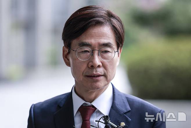 [서울=뉴시스] 정병혁 기자 = 조경태 국민의힘 의원이 11일 서울 서초구 서울고등검찰청에 마련된 내란특검 사무실로 참고인조사를 받기 위해 출석하며 취재진 질문에 답하고 있다. 2025.08.11. jhope@newsis.com
