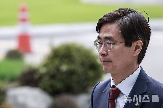 [서울=뉴시스] 정병혁 기자 = 조경태 국민의힘 의원이 11일 서울 서초구 서울고등검찰청에 마련된 내란특검 사무실로 참고인조사를 받기 위해 출석하고 있다. 2025.08.11. jhope@newsis.com