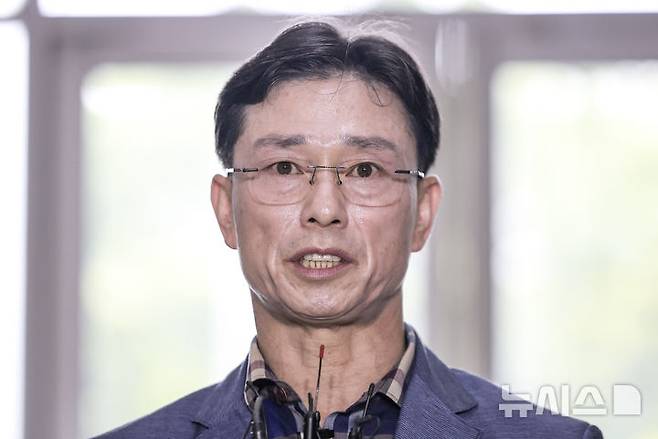 [서울=뉴시스] 정병혁 기자 = 임성근 전 해병1사단장이 11일 서울 서초구 이명현 순직해병 특별검사 사무실로 조사를 받기 위해 출석하며 입장을 밝히고 있다. 2025.08.11. jhope@newsis.com