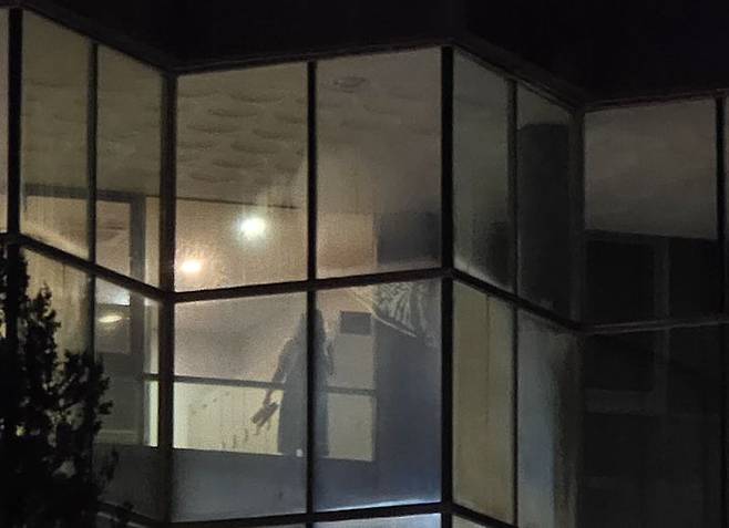 [뉴시스] 외부 잔디광장에서 바라본 내부 여성 탈의실. (사진=온라인 커뮤니티 갈무리) *재판매 및 DB 금지