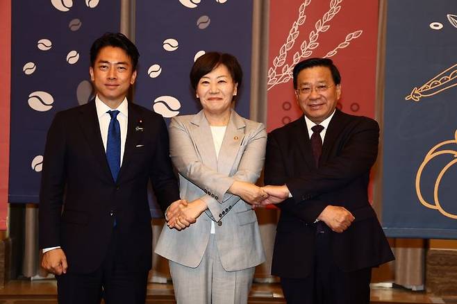 [영종도=뉴시스] 농림축산식품부는 송미령 장관이 11일 인천 파라다이스 호텔에서 고이즈미 신지로 일본 농림수산성 대신, 한쥔 중국 농업농촌부 부장과 함께 '제4차 한일중 농업장관회의'를 개최하고 공동선언문을 채택했다고 밝혔다. (사진=농식품부 제공) 2025.08.11. photo@newsis.com *재판매 및 DB 금지
