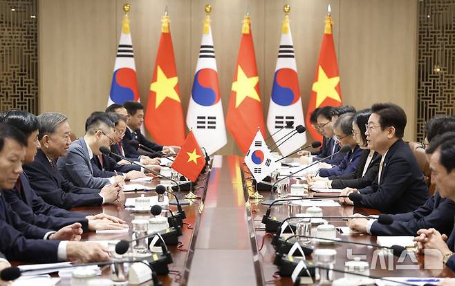 [서울=뉴시스] 최동준 기자 = 이재명 대통령과 또 럼 베트남 당서기장이 11일 서울 용산 대통령실에서 한·베트남 확대정상회담을 하고 있다. 2025.08.11. photocdj@newsis.com