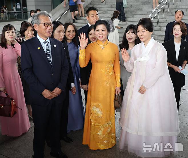 [서울=뉴시스] 고범준 기자 = 김혜경 여사와 응오 프엉 리 베트남 영부인이 11일 서울 용산 국립중앙박물관을 방문해 시민들과 인사를 하며 전시관으로 이동하고 있다. 왼쪽은 유홍준 국립중앙박물관장. (대통령실통신사진기자단) 2025.08.11. bjko@newsis.com