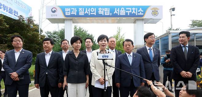 [의왕=뉴시스] 김선웅 기자 = 전현희 총괄위원장 등 더불어민주당 3대특검 종합대응 특별위원회 위원들이 11일 경기 의왕시 서울구치소 앞에서 방문을 앞두고 입장을 말하고 있다. 위원회는 이날 서울구치소를 방문해 특검의 윤석열 전 대통령 체포영장 집행 실패 당시 상황과 관련해 CCTV 및 바디캠 영상 열람 가능 여부를 확인하고 구치소장, 교정공무원 등과 면담할 예정이다. 2025.08.11. mangusta@newsis.com