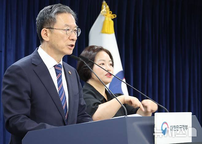 [서울=뉴시스] 김명원 기자 = 정성호 법무부 장관이 11일 서울 종로구 정부서울청사에서 조국 조국혁신당 전 대표와 윤미향 더불어민주당 전 의원 등 광복절 특별사면 관련 브리핑을 하고 있다. 2025.08.11. kmx1105@newsis.com