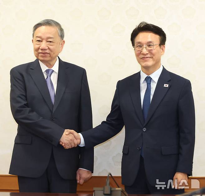 [서울=뉴시스] 청사사진기자단 = 김민석(오른쪽) 국무총리와 또 럼 베트남 당서기장이 11일 서울 종로구 정부서울청사에서 열린 면담에 앞서 악수를 하고 있다. 2025.08.11. photo@newsis.com