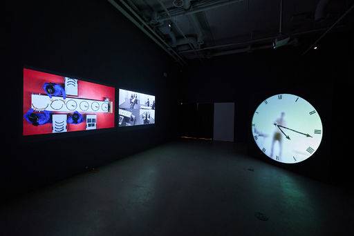 마르텐 바스, ‘리얼 타임 컨베이어 벨트 클락’(왼쪽), ‘리얼 타임 XL - 아티스트’. 포도뮤지엄 제공 *재판매 및 DB 금지