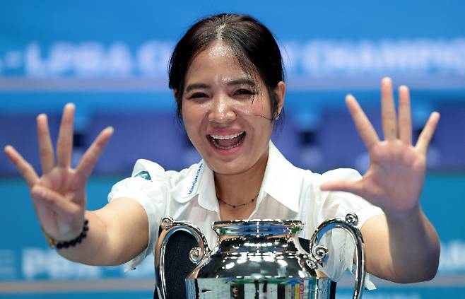 스롱이 10일 2025-26시즌 3차 투어 '올바른 카드생활 NH농협카드 PBA 채리티 챔피언십' 여자부 정상에 오른 뒤 9번째 우승을 의미하는 세리머니를 펼치고 있다. PBA