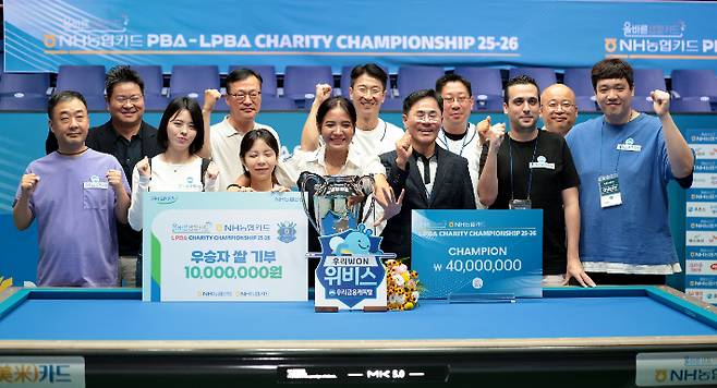 스롱이 우승 뒤 엄상필(왼쪽) 등 우리금융캐피탈 선수단 및 관계자들과 기념 촬영한 모습. PBA