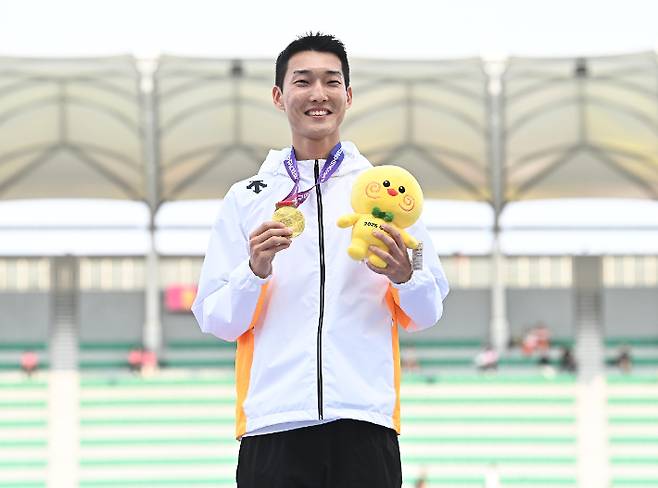 '스마일 점퍼' 우상혁(29·용인시청)이 지난 5월 30일 오후 경북 구미시민운동장에서 열린 2025 아시아육상경기선수권대회 남자 높이뛰기 시상식에서 금메달을 목에 걸고 기뻐하고 있다. 구미시 제공