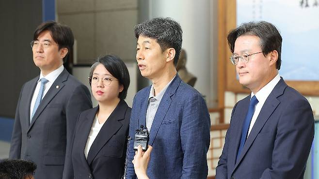 발언하는 더불어민주당 윤건영 의원(가운데). 연합뉴스