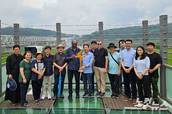 임진강 독개다리 방문한 제리 필레이 총무와 WCC 방문단.