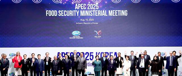 10일 인천 연수구 송도컨벤시아에서 열린 ‘아시아태평양경제협력체(APEC) 식량안보장관회의’에서 식량안보 제고를 위한 농식품 혁신 추진 방안이 담긴 장관선언문이 채택됐다. 참여 회원국 대표들이 기념사진을 찍고 있다. 농림축산식품부