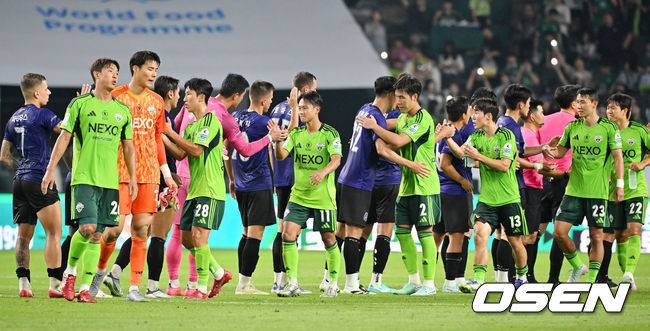 [OSEN=전북, 민경훈 기자] 8일 오후 전주월드컵경기장에서 하나은행 K리그1 2025 25라운드 전북현대와 FC안양의 경기가 열렸다.  이 경기에서 전북은 박진섭의 선제골과 이승우의 결승골이 터져 FC안양을 2-1로 이겼다.&nbsp;무려 21경기 연속 무패(16승5무)를 달린 전북(17승6무2패, 승점 57점)은 압도적 선두를 지켰다. 경기를 마치고 양팀 선수들이 하이파이브를 하고 있다. 2025.08.08 / rumi@osen.co.kr