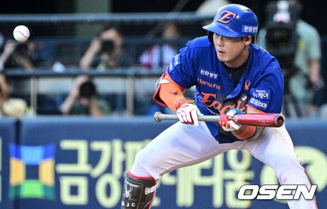 [OSEN=잠실, 조은정 기자]10일 오후 서울 잠실구장에서 ‘2025 신한 SOL Bank KBO리그’ LG 트윈스와 한화 이글스의 경기가 열렸다.LG는 손주영, 한화는 문동주를 선발로 내세웠다. 3회초 무사 1,2루 한화 하주석이 희생번트를 대고 있다. 2025.08.10 /cej@osen.co.kr