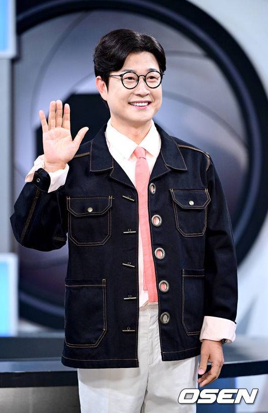 [OSEN=최규한 기자] 11일 오후 경기도 고양시 MBC 드림센터 녹화 스튜디오에서 MBC에브리원 ‘히든아이’ 1주년 기자간담회가 열렸다.‘히든아이’는 CCTV, 바디캠, 블랙박스 등 다양한 영상을 통해 사건, 사고를 분석하는 범죄 분석 코멘터리 쇼이다.방송인 김성주가 포토타임을 하고 있다. 2025.08.11 / dreamer@osen.co.kr