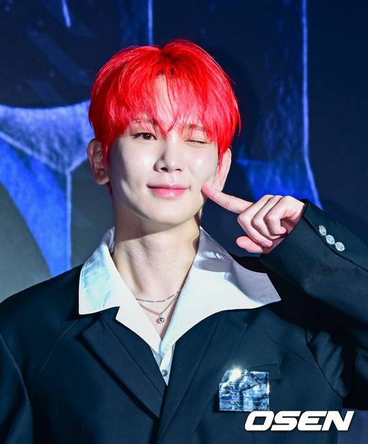 [OSEN=지형준 기자] 11일 서울 광진구 자양동 풀만 앰배서더 서울 이스트폴 브로드웨이에서 샤이니 키 정규 3집 'HUNTER' 발매 기념 기자간담회가 열렸다.‘HUNTER’는&nbsp;2022년&nbsp;8월 정규&nbsp;2집&nbsp;‘Gasoline’(가솔린)&nbsp;이후&nbsp;3년 만에 발표되는 키의 새 정규 앨범이자&nbsp;‘나’와&nbsp;‘자아’에 대한 다양한 이야기를 전반에 녹여낸 앨범으로,&nbsp;타이틀 곡&nbsp;‘HUNTER’를 포함한 다채로운 장르의 총&nbsp;10곡으로 구성됐다.샤이니 키가 포토타임을 하고 있다. 2025.08.11 / jpnews@osen.co.kr