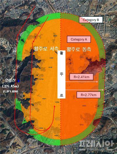 ▲선회접근경로를 활주로 동측에서 서측(청계산)으로 변경한 안을 설명한 사진. ⓒ성남시