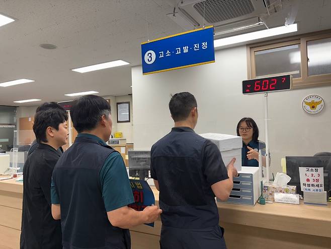 제주교사노동조합과 초등교사노동조합, 교사노동조합연맹&nbsp;등 11개 노조 단체가&nbsp;11일 제주동부경찰서에&nbsp;무고성 고소와&nbsp;살해 협박 사건 가해자 구속기소와&nbsp;엄벌 탄원을 요구하는 탄원서를 전달하고&nbsp;있다. 제주교사노조 제공