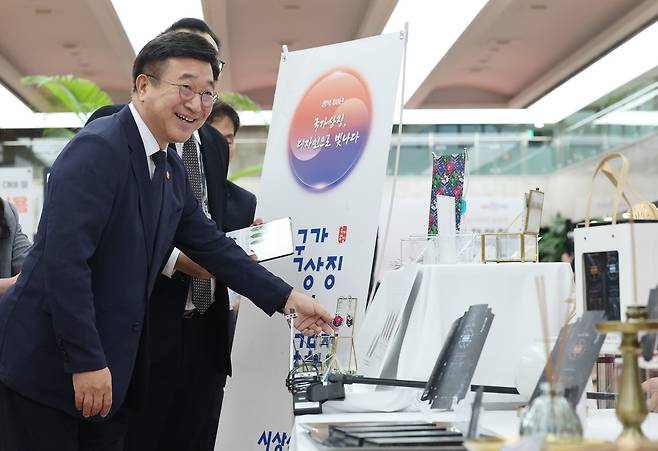 윤호중 행정안전부 장관이 7일 서울 종로구 정부서울청사에서 열린 광복 80년 국가상징 디자인 공모전 시상식에서 수상작을 살펴보고 있다.&nbsp; &nbsp; 뉴스1