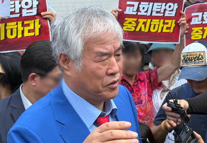 경찰이 서울서부지법 폭동 사태 배후로 의심 받는 전광훈 목사와 사랑제일교회에 대한 압수수색 중인 지난 5일 오전 서울 성북구 사랑제일교회 앞에서 전광훈 목사가 발언하고 있다.&nbsp; &nbsp;뉴스1