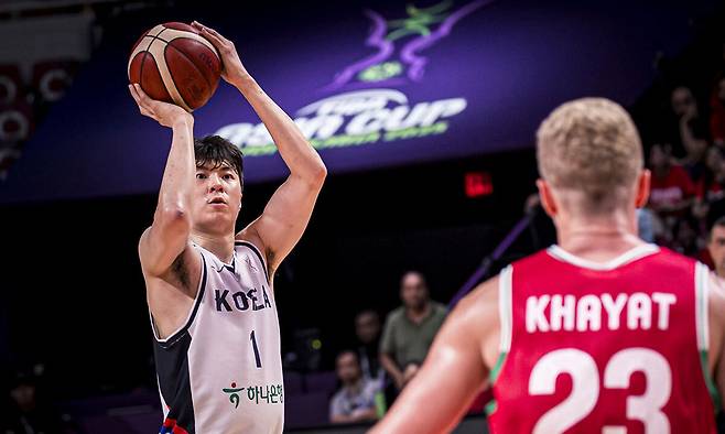 한국 남자농구 대표팀 이현중이 11일 사우디아라비아 제다에서 열린 2025 국제농구연맹(FIBA) 아시아컵 조별리그 A조 3차전 레바논과 경기에서 3점슛을 던지고 있다. FIBA 제공