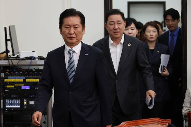 더불어민주당의 인적 네트워크가 크게 다양해져서 국민의힘과의 인적 역량 수준은 의석수 차이 이상 벌어졌다는 분석이다. 지난 4일 민주당 최고위원회의에 참석하고 있는 정청래 신임 대표와 김병기 원내대표.  연합뉴스