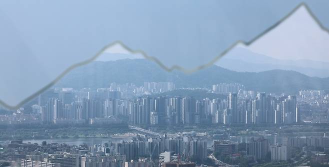 매매가 상승 폭 확대 - 6·27 대책 발표 6주 만에 서울 아파트값이 다시 꿈틀대고 있다. 8월 첫째 주 서울 아파트값은 0.14% 올라 상승 폭이 전주(0.12%) 대비 0.02% 포인트 확대됐다. 사진은 10일 남산에서 본 서울의 아파트 단지 모습. 뉴스1