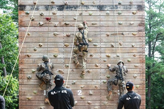 육군, 한미 ROTC 사관후보생 동반훈련 - 육군이 지난 7일부터 8일 충북 괴산 육군학생군사학교에서 ‘한미 ROTC 사관후보생 동반훈련’을 실시했다고 8일 밝혔다. 사진은 양국의 후보생들이 인공암벽 극복 훈련을 실시하는 모습. 2025.8.8 육군 제공. 연합뉴스