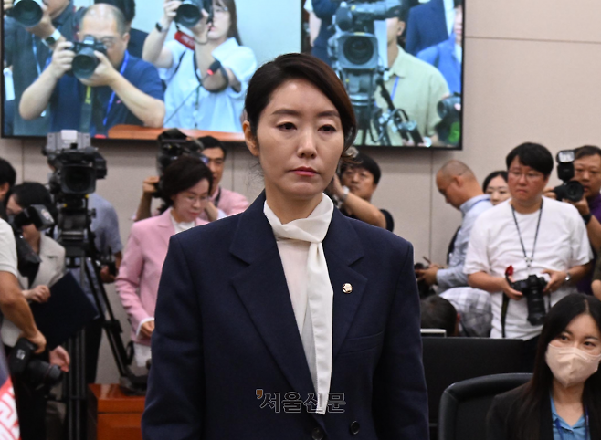 강선우 - 강선우 여성가족부 장관 후보자가 14일 서울 여의도 국회에서 열린 여성가족위원회의 인사청문회에서 선서문을 전달하고  자리로 돌아가고 있다. 2025.7.14.안주영 전문기자