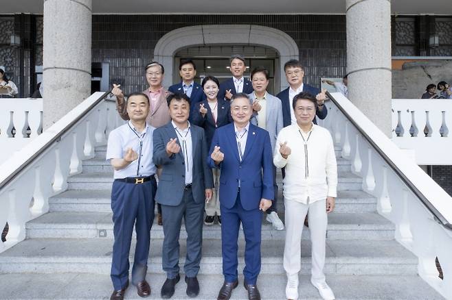 기념촬영하는 경북도의회 문화환경위원회(위원장 이동업). 경북도의회 제공