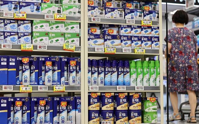 모기 살충제 - 사진은 지난해 서울 시내 한 대형마트에 살충제가 진열된 모습.  뉴스1