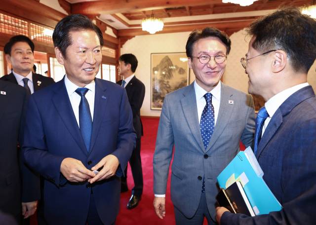 정청래(왼쪽) 더불어민주당 대표가 10일 서울 삼청동 총리 공관에서 김민석(가운데) 국무총리와 고위 당정협의회를 열기 위해 회의장으로 들어가고 있다. 연합뉴스