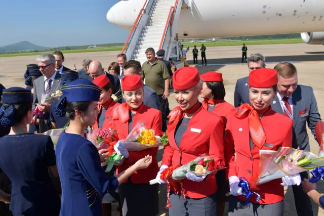 조선중앙통신은 29일 북한과 러시아 사이의 다방면적인 왕래와 접촉이 확대 강화되고 있는 속에 평양-모스크바 직항로 운영이 재개돼, 이를 축하하는 의식이 지난 28일 평양국제비행장에서 진행됐다고 보도했다. 연합뉴스