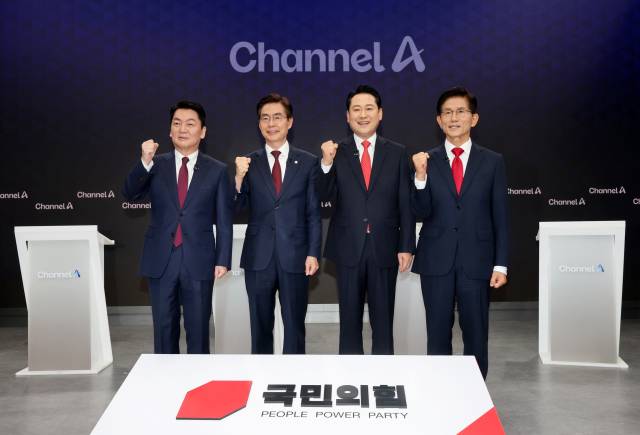 10일 서울 광화문 채널A스튜디오에서 국민의힘 8·22 전당대회 첫 방송토론회에 앞서 안철수(왼쪽부터), 조경태, 장동혁, 김문수 후보가 기념촬영을 하고 있다. 국회사진기자단
